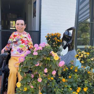 Ute Schönherr in ihrem Garten voller Blumen